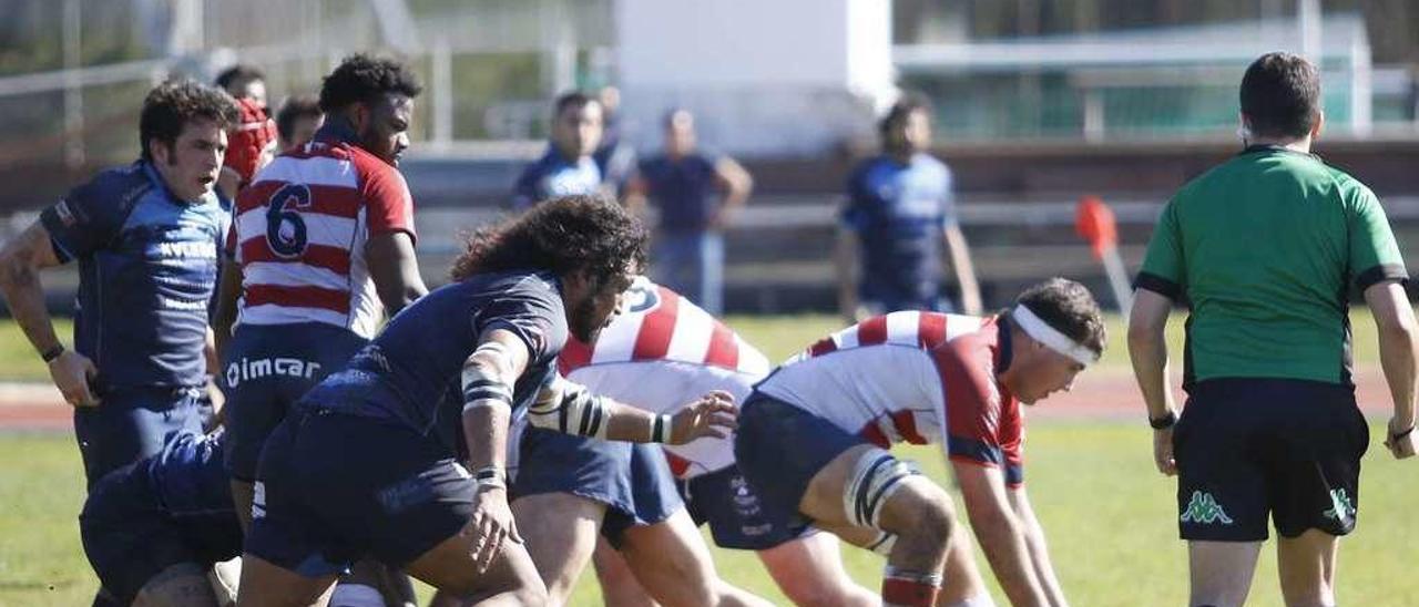 Brizuela presiona la salida del oval en el partido contra el Bilbao. // FdV