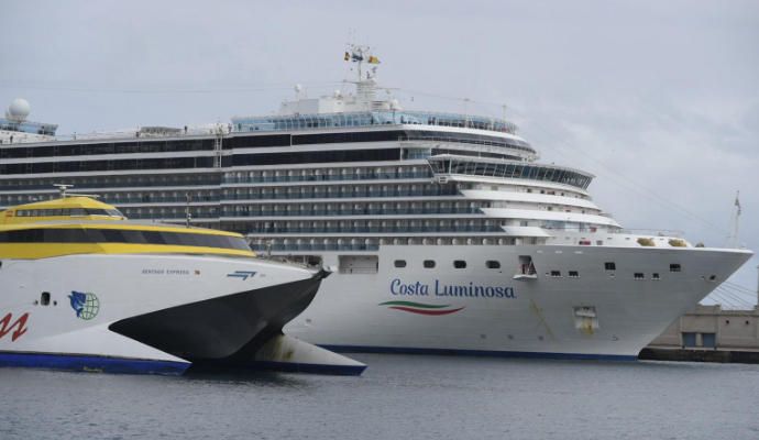 El 'Costa Luminosa' llega al puerto de Santa Cruz