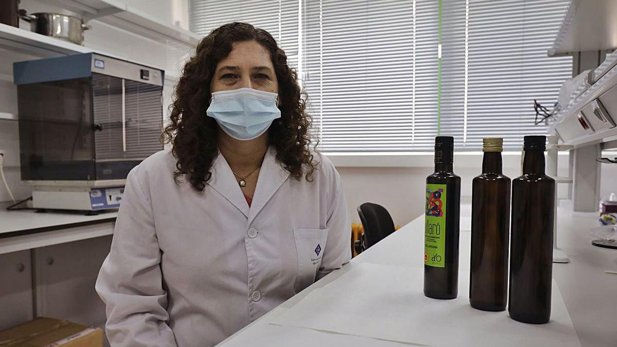 Valeria Eim muestra el aceite y la miel que analizan en el grupo de Ingeniería Alimentaria de la UIB. Carmen Rosselló lidera el equipo, que incluye a Susana Simal, Antoni Femenia y Beatriz Rayo.