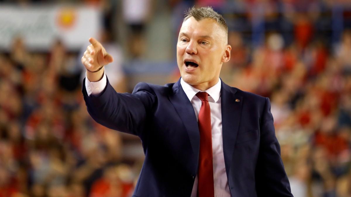 Sarunas Jasikevicius da indicaciones en una imagen de archivo