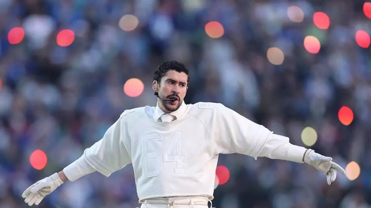 Bad Bunny durante su espectáculo en la Super Bowl 2026