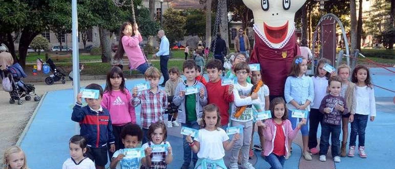 Roelio, con los pequeños en el parque de las Palmeras. // Rafa Vázquez