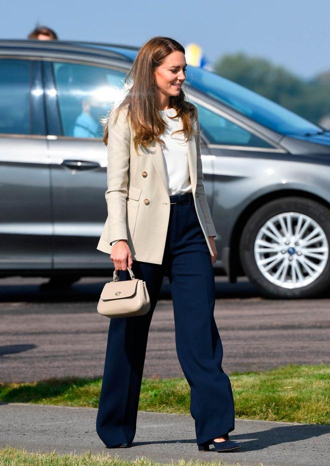 La 'rentrée' de Kate Middleton: combina una blazer en color arena con pantalones palazzo azul marino