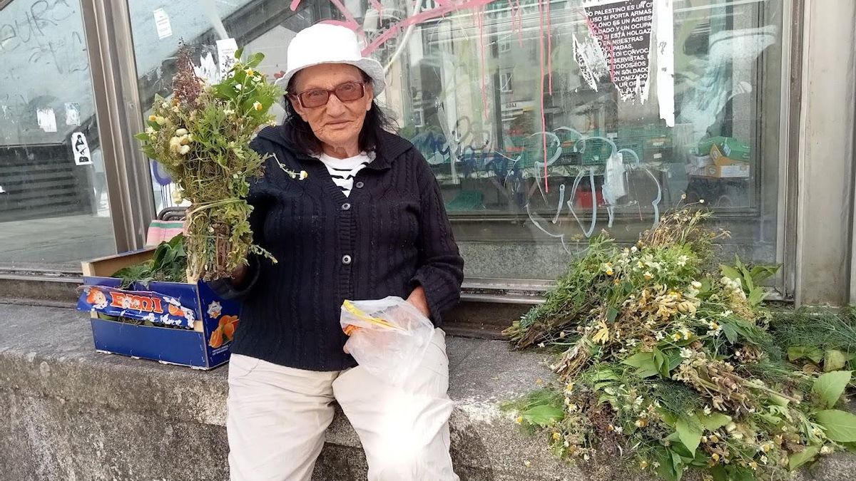 Carmen Arribas vende las hierbas de San Xoán que recolecta en su finca de Lourido desde hace más de 40 años.