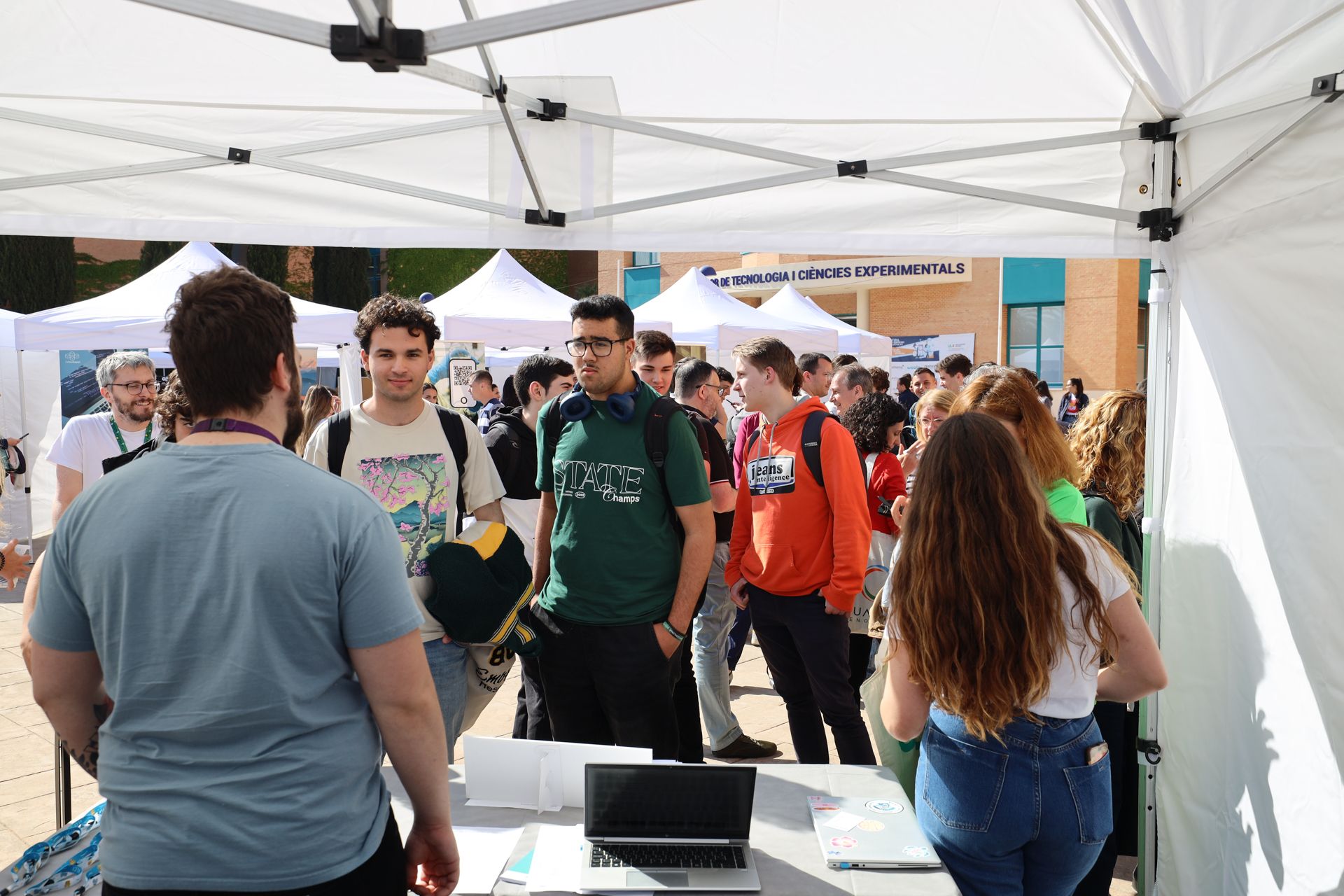 Más de mil universitarios aspiran a un empleo en la industria 5.0 de Castellón. Así ha sido la Feria de Empresas de la UJI.