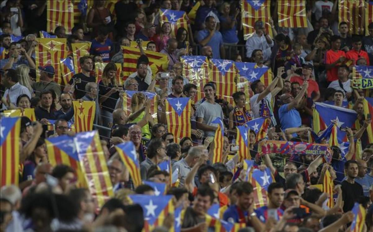 La exhibición de estelades en el Camp Nou no gusta a la UEFA