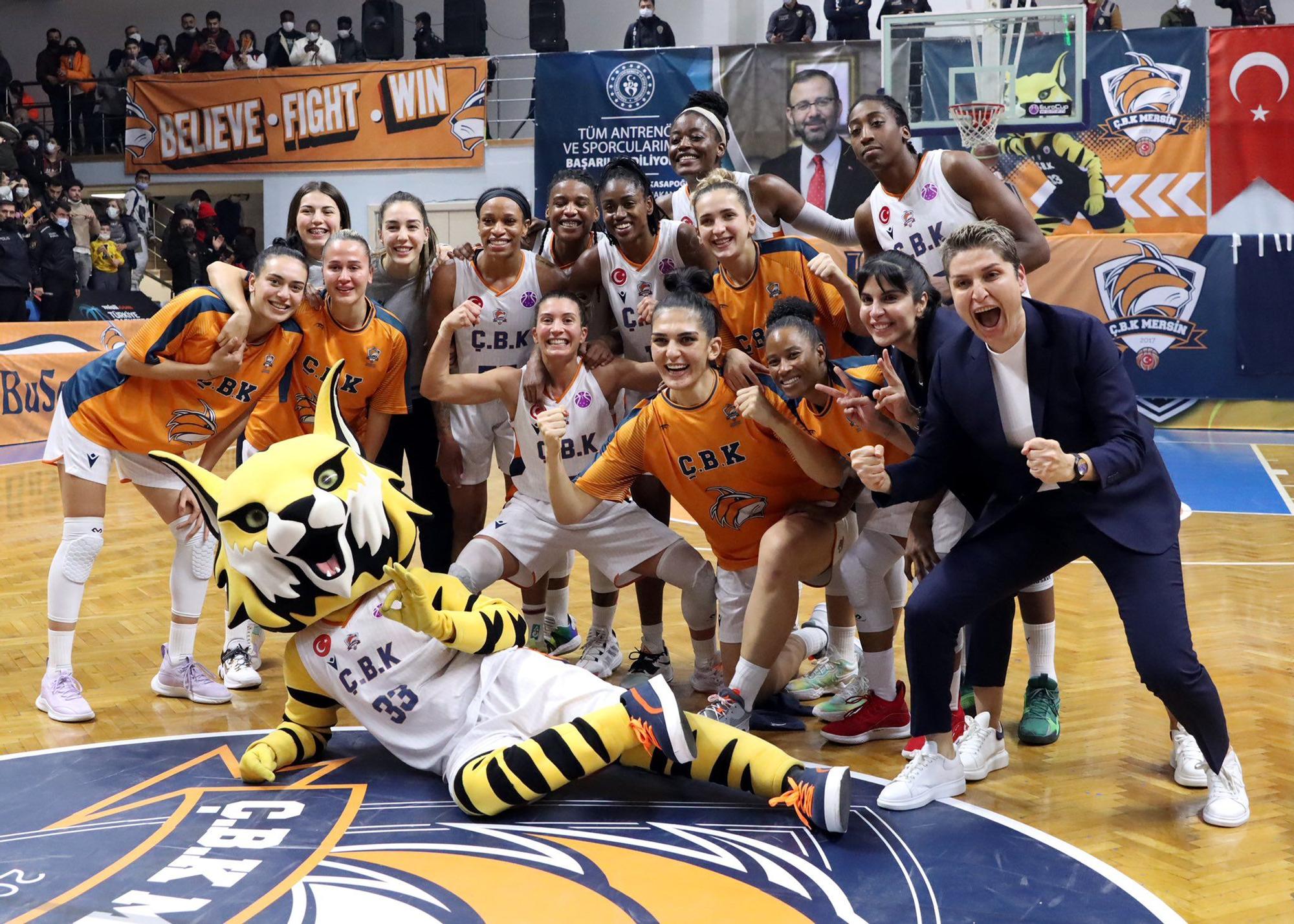 Las jugadoras del CBK Mersin celebran su victoria contra el Lointek Gernika.