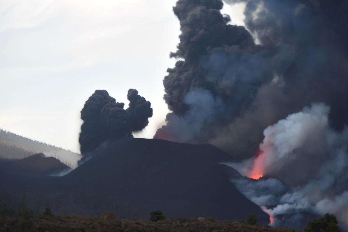 En medio de ambas hay un apéndice de lava todavía mucho más potente en calor y que se ha dirigido rápidamente hacia la gasolinera del citado barrio de Los Llanos de Aridane, que alcanzó esta tarde.