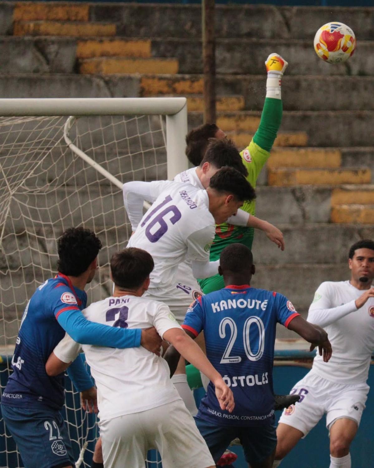 Imagen del partido del CD Móstoles URJC frente al Tres Cantos en marzo