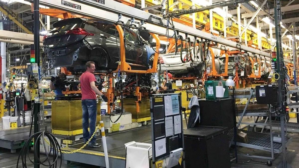 zentauroepp36174197 workers assemble chevy bolt ev cars at the general motors as171219121043