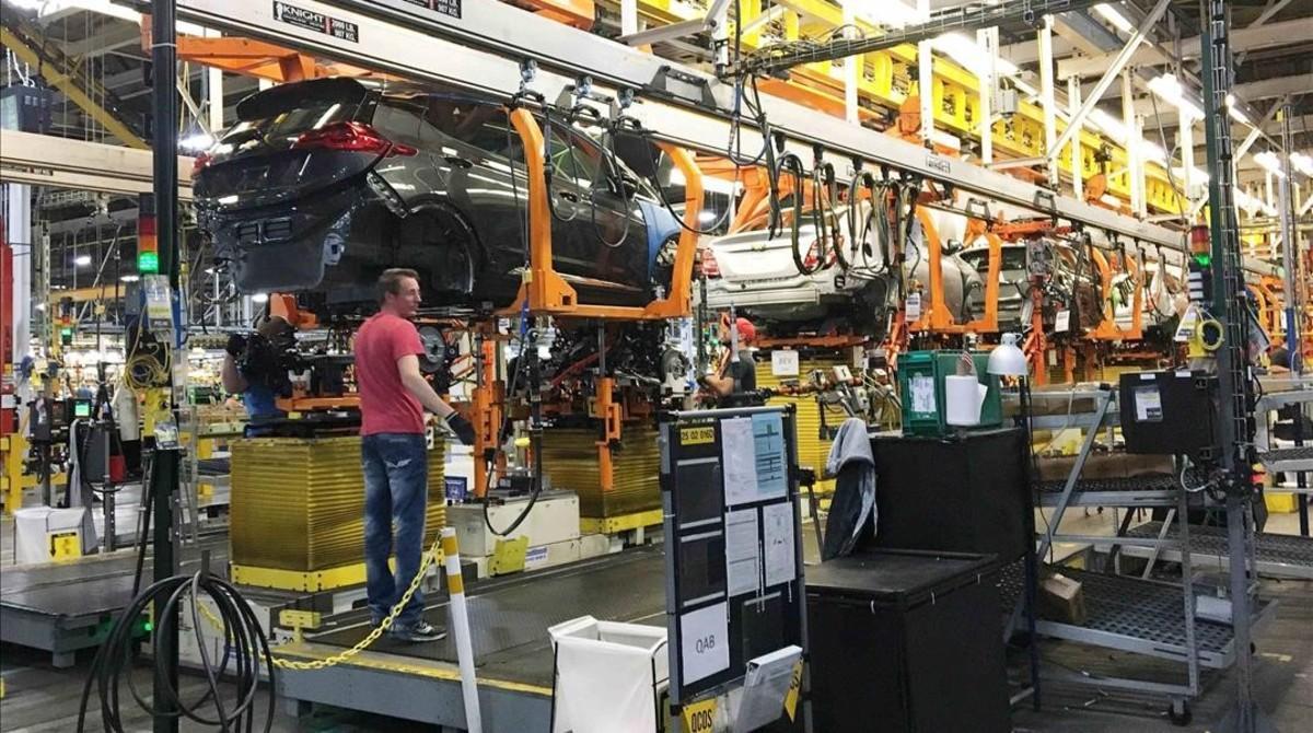 zentauroepp36174197 workers assemble chevy bolt ev cars at the general motors as171219121043