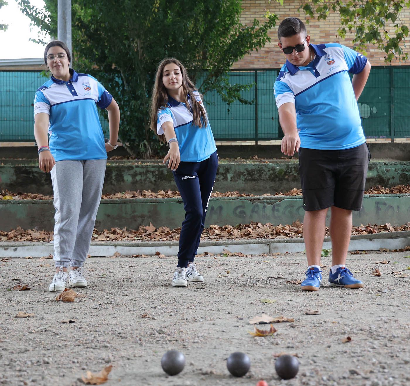 Uxía López, Almudena Gesteira y Emanuel Rodríguez, en la cancha del Cristo da Victoria.