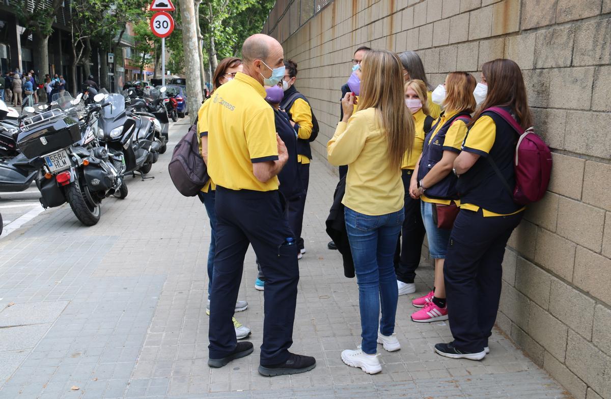 Conclou sense acord la tercera reunió entre els treballadors de Correus de Sabadell i l’empresa