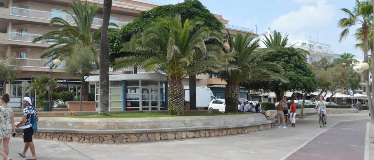 La plaza Eureka, donde acaba la playa de Cala Millor y lugar de desencuentro entre consistorio y herederos.