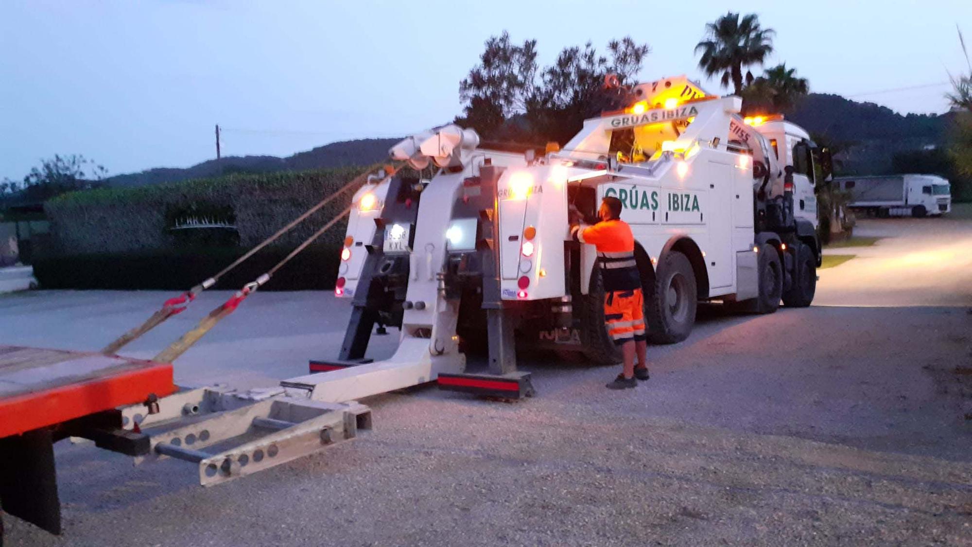 Una mujer queda atrapada en su coche en Ibiza tras chocar con un camión