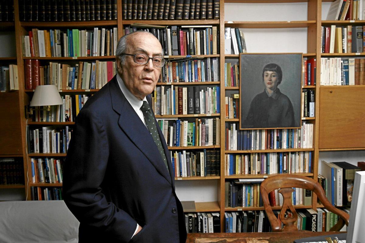 Leopoldo Calvo-Sotelo, en el despacho de su casa de Madrid, rodeado de libros.