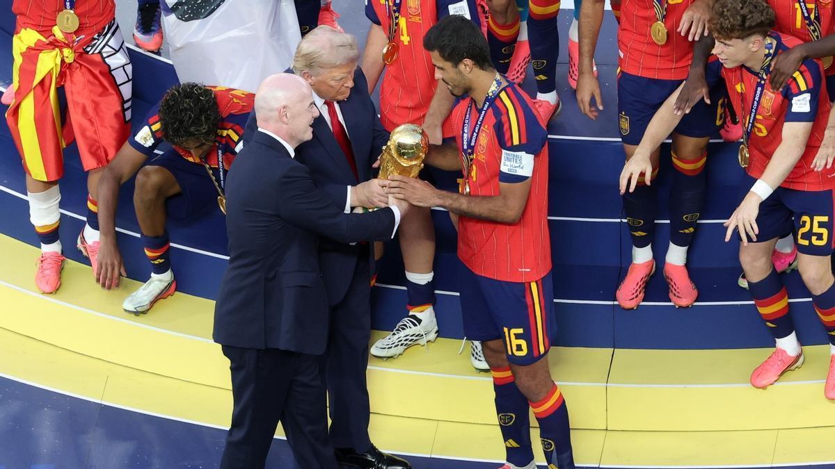 Infantino y Trump entregan la Copa del Mundo a Rodri