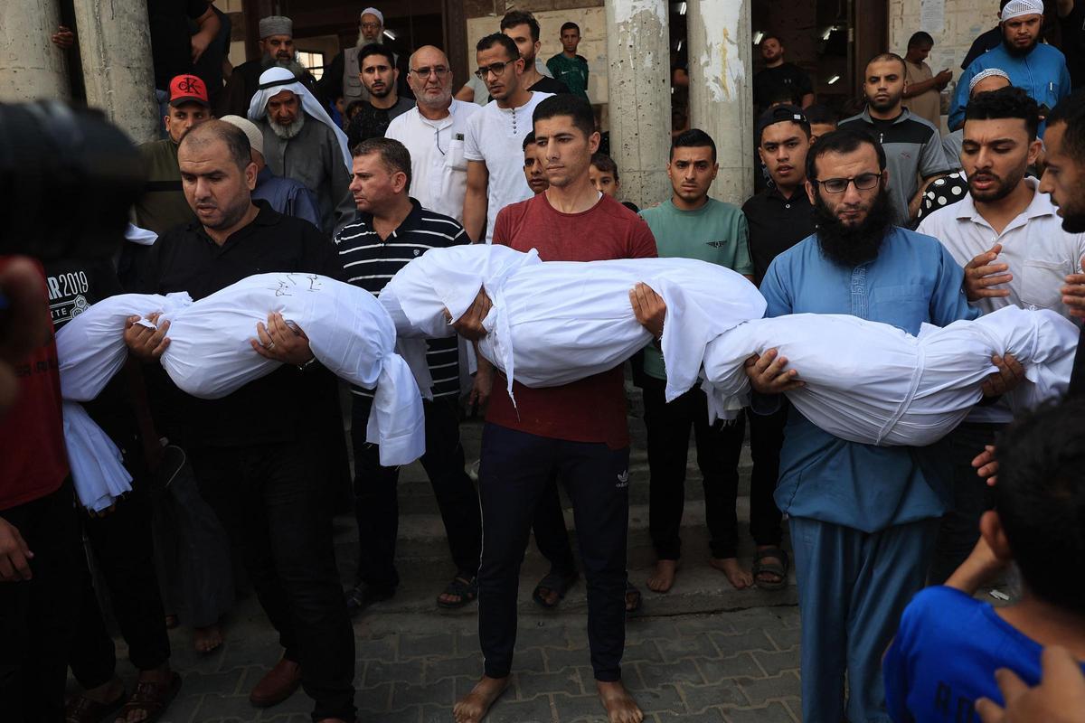 Funeral por miembros de la familia Abu Quta family y sus vecinos, muertos tras ataques con misiles de Israel en la ciudad palestina de Rafah, en la Franja de Gaza.