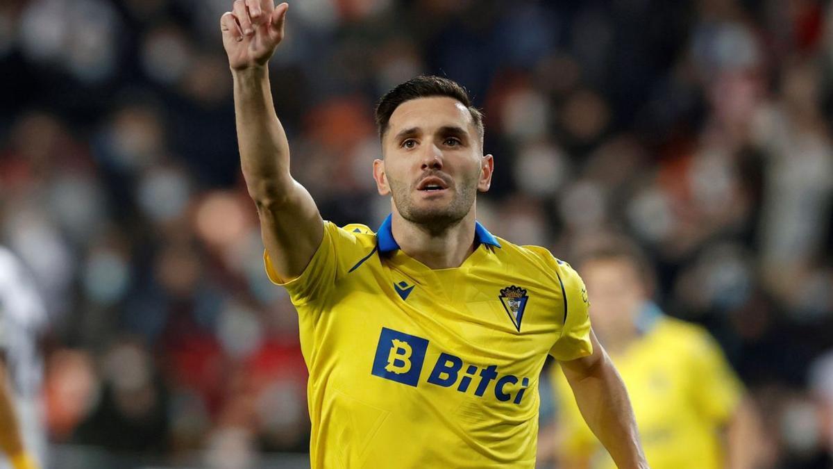 El coruñés Lucas Pérez celebra su gol de penalti de anoche en Mestalla. |  // EFE