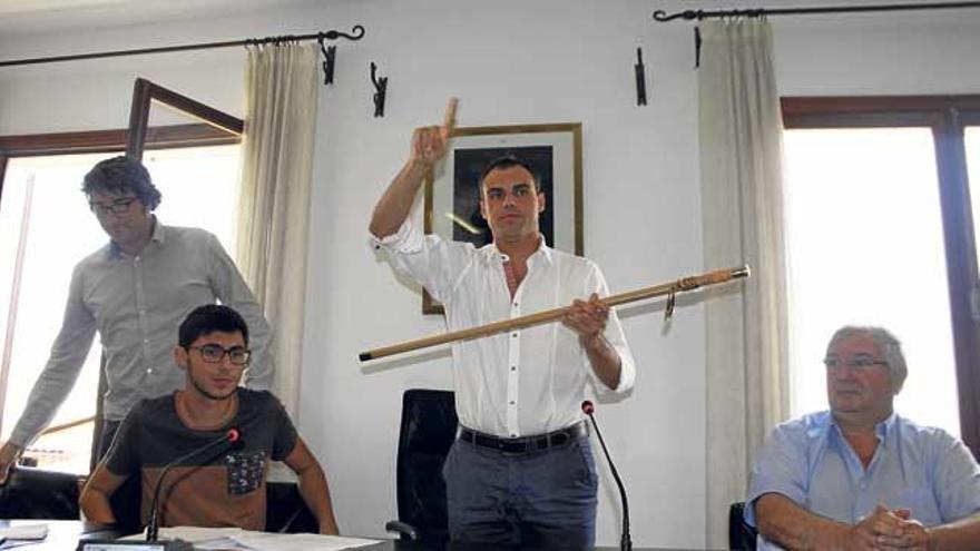 Martí Torres sostiene la vara de alcalde. A la derecha, su nuevo socio, Joan Monjo.