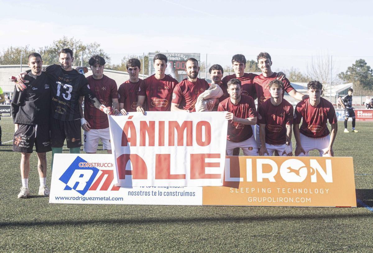 Los jugadores del Estradense, con una pancarta como homenaje al lesionado Ale. | JESÚS FIGUEROA