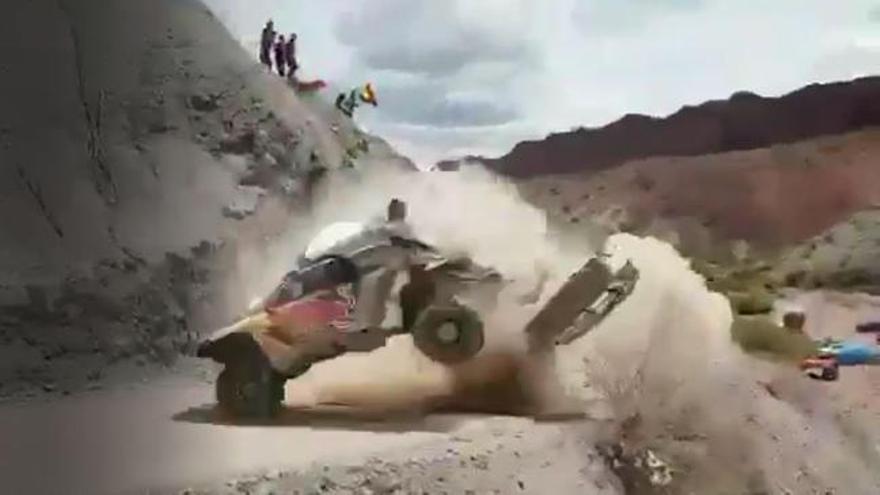 El accidente de Carlos Sainz, a punto de alcanzar a este espectador del Dakar