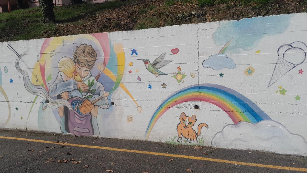 La zona del mural de Virginia Postigo en el que se aprecia el abrazo.