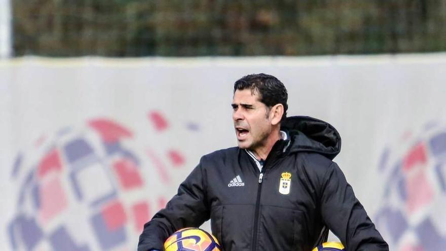 Fernando Hierro, con dos balones, en El Requexón.