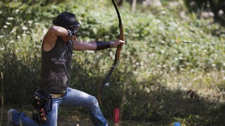 Un participante pone a prueba su puntería, en Teverga.