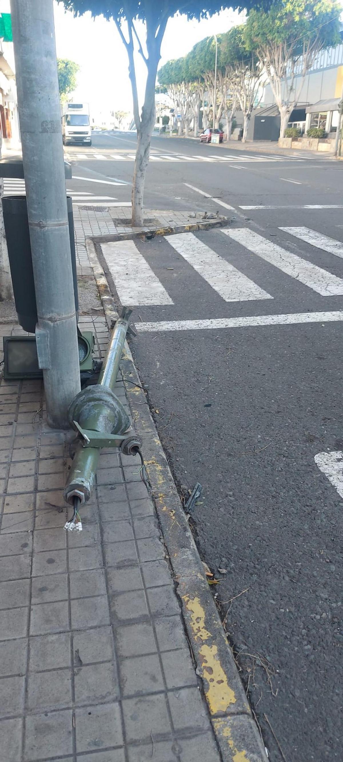 El semáforo roto se encuentra en la calle Poeta Pablo Neruda, en Telde.