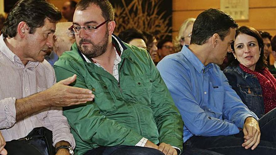 Los dos últimos  dirigentes de la FSA, Fernández y Barbón, junto a Pedro Sánchez y Adriana Lastra.