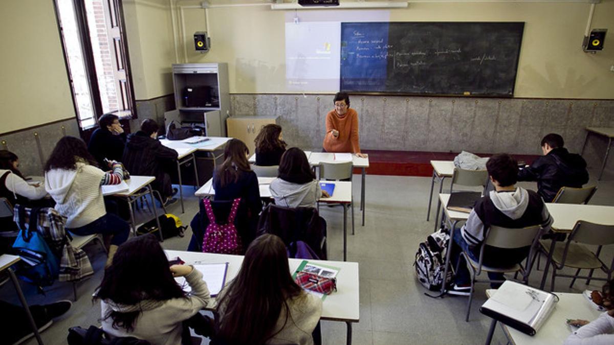 Unos alumnos de 4º de ESO preparan las pruebas en el instituto de Les Corts, el lunes.