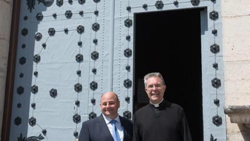 La puerta del templo parroquial vuelve a su aspecto centenario