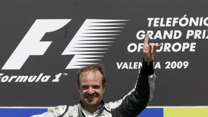 Barrichello sucede a Massa en Valencia y Alonso araña tres puntos en casa