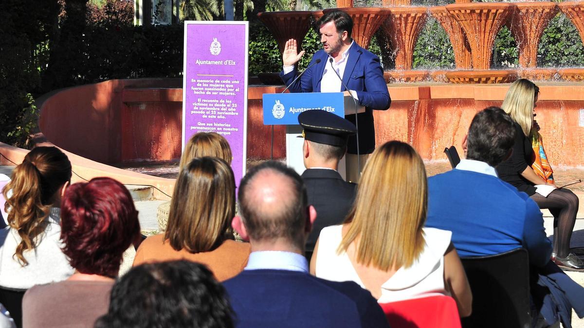 El alcalde de Elche carga en el 25N contra la pornografía "que veja y ...