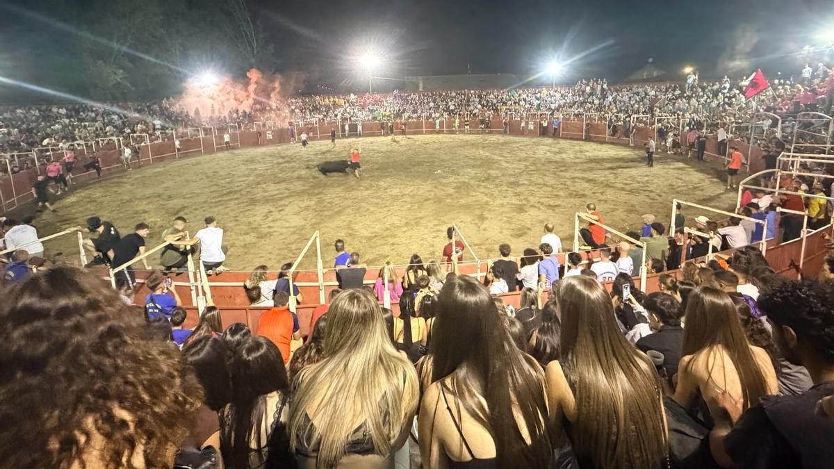 VIDEO | Noche de vaquillas en San Cristóbal de Entreviñas