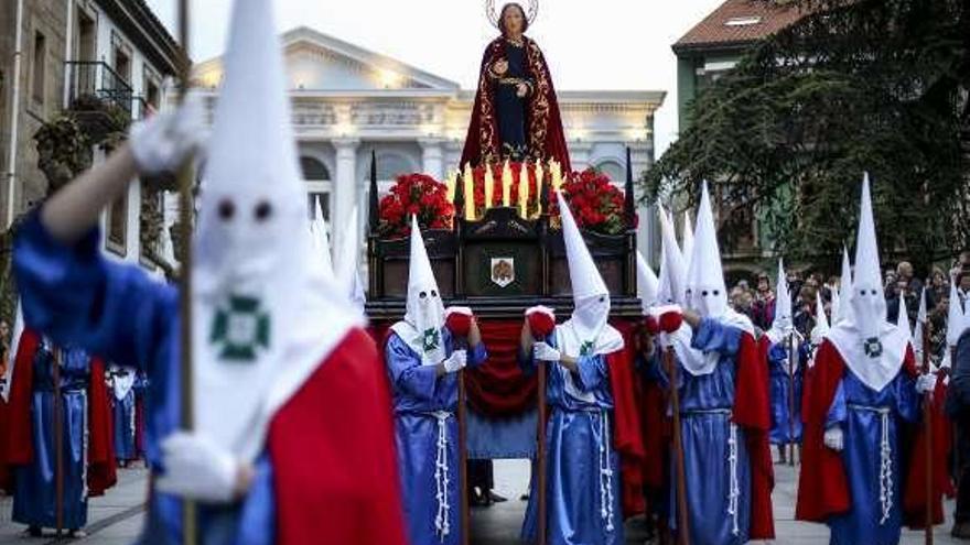 Los &quot;sanjuaninos&quot; con el paso del apóstol.