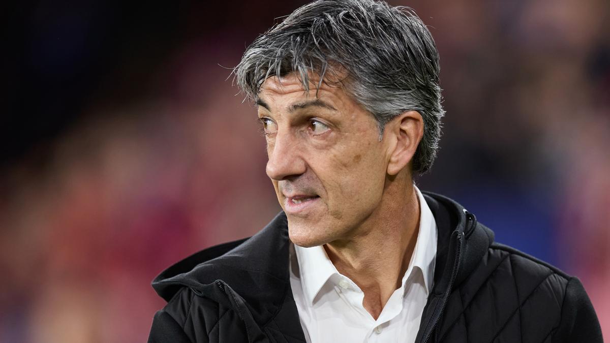 Imanol Alguacil head coach of Real Sociedad looks on during the Copa del Rey match between CA Osasuna and Real Sociedad at El Sadar on January 17, 2024, in Pamplona, Spain.