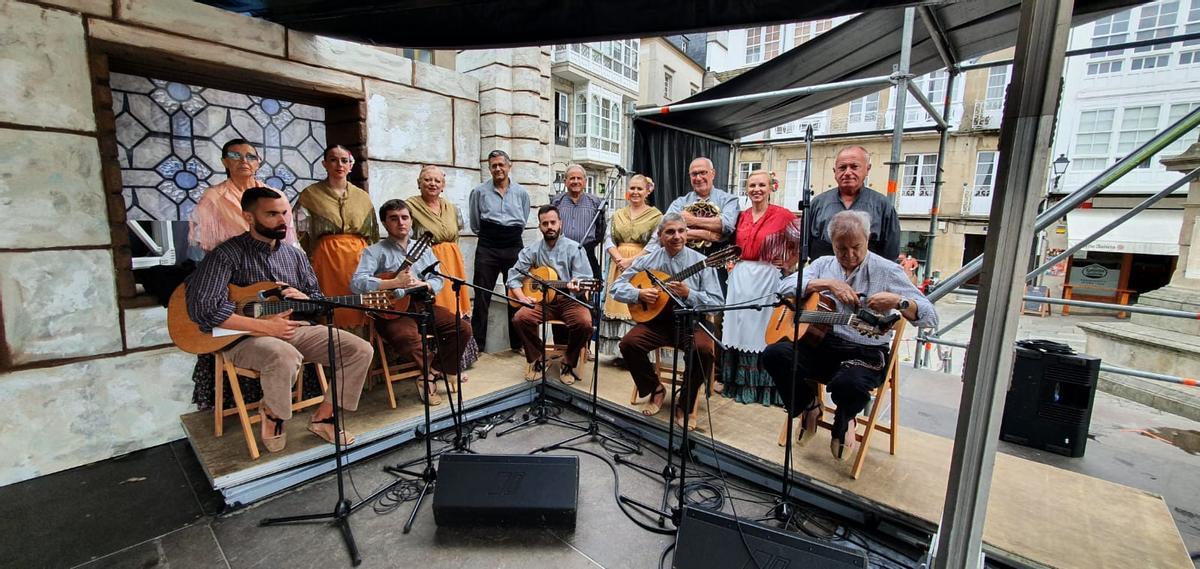 El Coro y la rondalla de Coros y danzas a punto de iniciar una de las actuaciones de la muestra infantil.