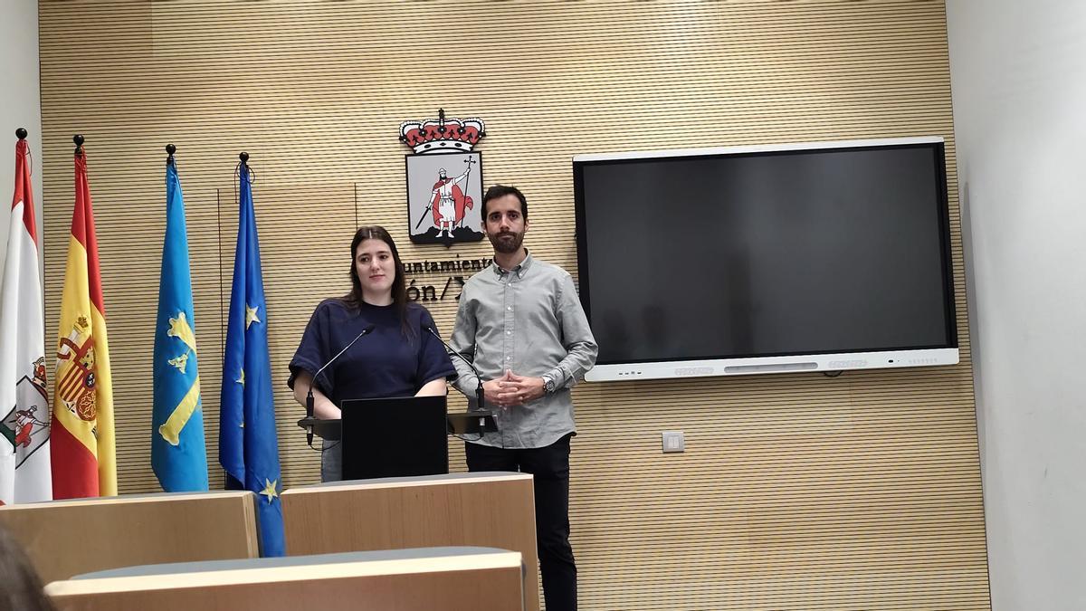 Olaya Suárez (Podemos) y Alejandro Farpón (IU) en la presentación de la iniciativa.