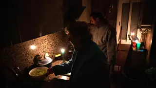 Indignación entre los vecinos de Badalona a los que Endesa cortó el suministro eléctrico: "Queremos luz"