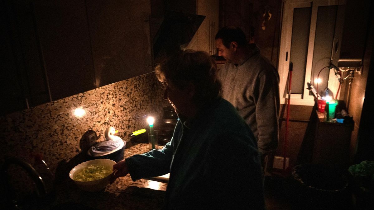 Corte de luz en una vivienda del barrio de Sant Roc de Badalona en una imagen de archivo