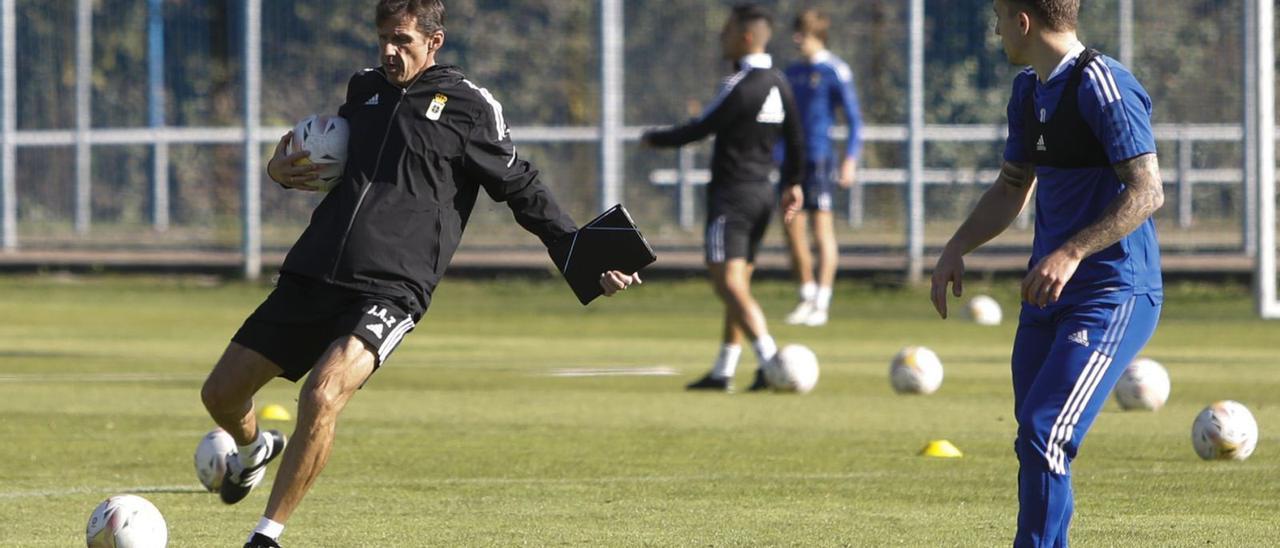 Ziganda golpea el balón, con Joni Montiel a la derecha, durante un entrenamiento esta semana en El Requexón. | Luisma Murias