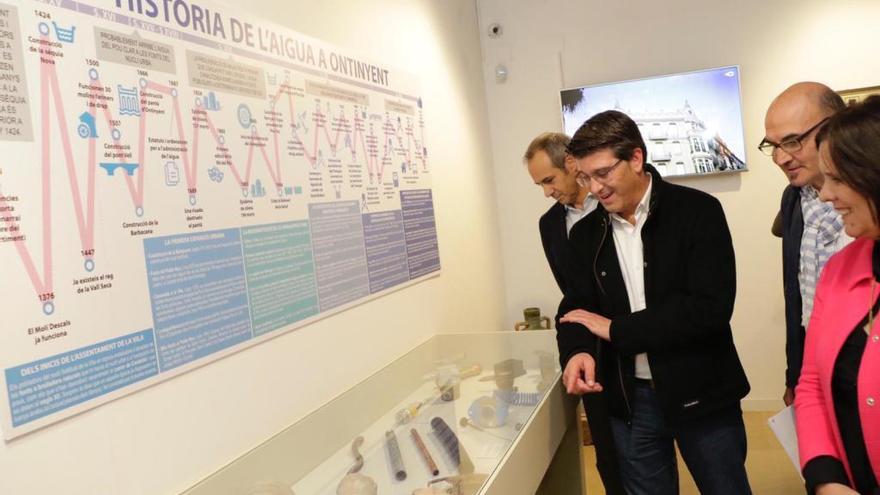 Jorge Rodríguez, alcalde de Ontinyent, durante la inauguración de la exposición &quot;Ontinyent, fets d&#039;aigua&quot;