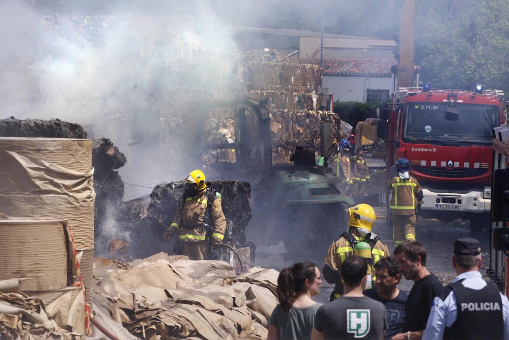 Incendi a la paperera Hinojosa de Sarrià de Ter