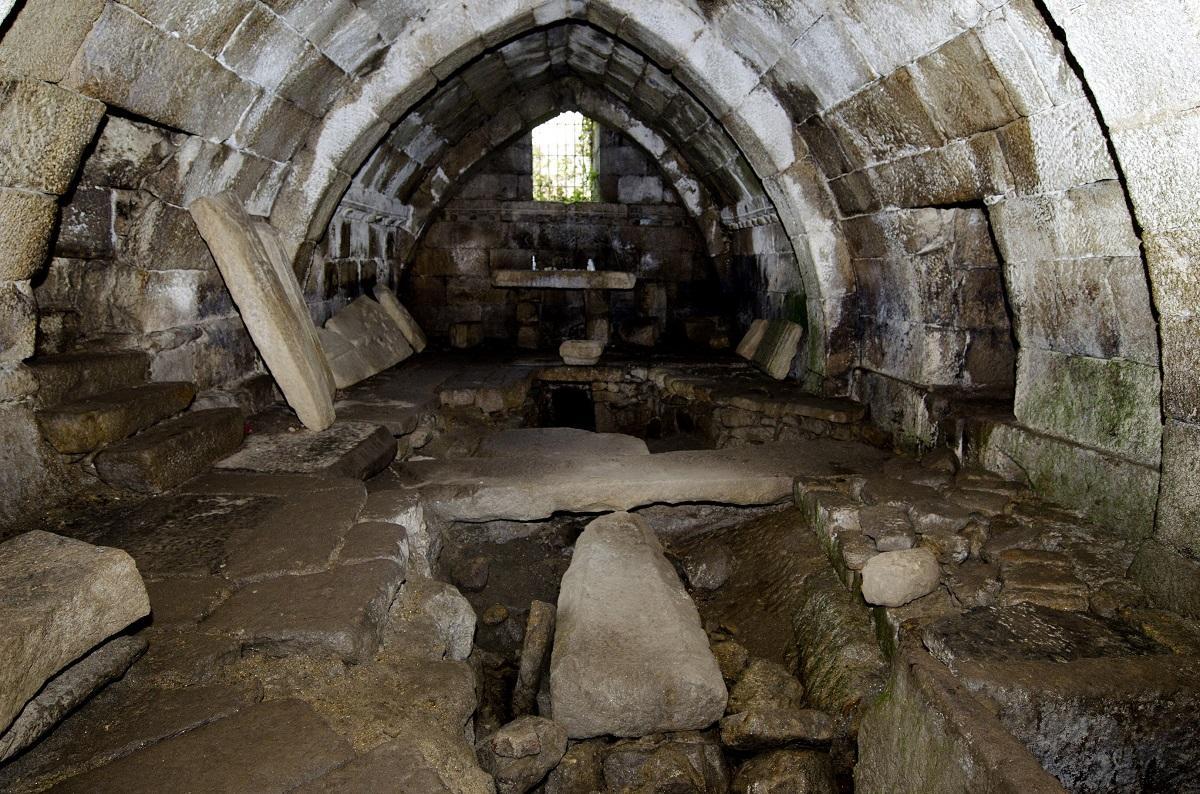 Interior de la cripta, con la sauna castrexa, conocida como el Horno de la Santa