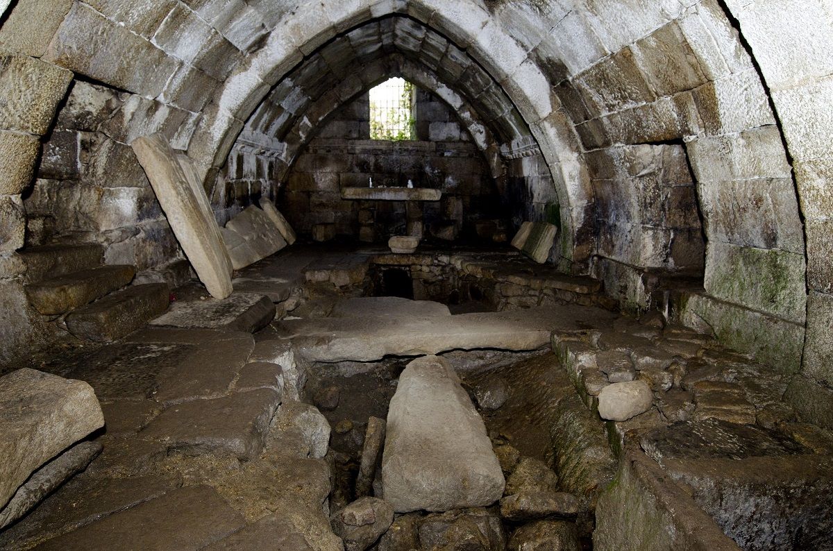 Interior de la cripta, con la sauna castrexa, conocida como el Horno de la Santa