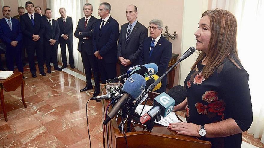 Ana Ortiz durante su discurso ante el delegado del Gobierno, conselleiro y el subdelegado saliente. // R. V.