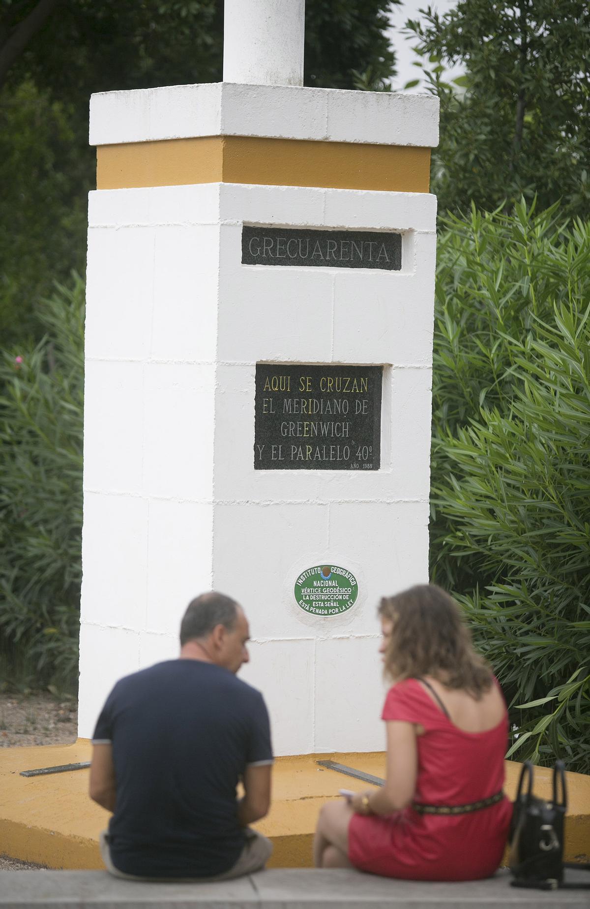 El monolito que marca la intersección del meridiano de Greenwich y el paralelo 40 en el parque del Meridiano de Castellón.