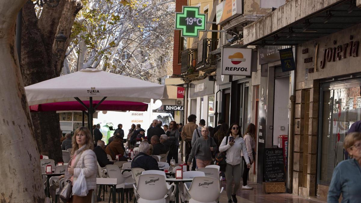 Imagen de archivo de gente paseando y terrazas en l'Albereda de Xàtiva.